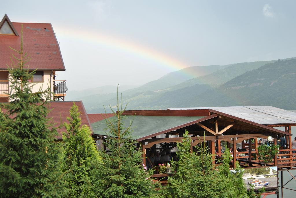 Pension La Ponton Hotel Ieşelniţa Exterior foto